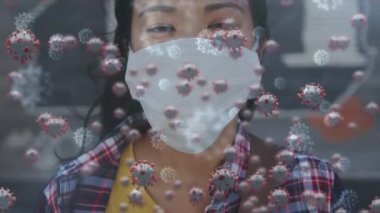 Makro Covid-19 hücrelerinin Asyalı bir kadının üzerinde yüz maskesi takarak yüzdüğü animasyon. Coronavirus Covid-19 pandemik konsept dijital bileşik