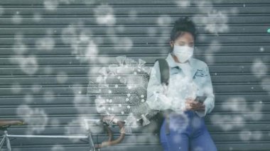 Makro Covid-19 hücrelerinin animasyonu Asyalı bir kadının üzerinde yüzüyor, yüz maskesi takıyor, akıllı telefon kullanıyor. Coronavirus Covid-19 pandemik konsept dijital bileşik