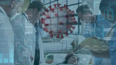 Makro Covid-19 hücresinin animasyonu, kapsamlı tarama, hastanın yanında duran bir grup doktorun istatistikleri. Coronavirus Covid-19 pandemik konsept dijital bileşik