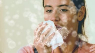 Melez ırktan bir kadının mendile hapşırdığı makro Covid-19 hücrelerinin animasyonu. Coronavirus Covid-19 pandemik konsept dijital bileşik