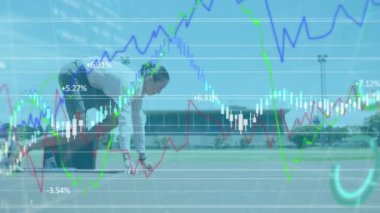 Beyaz kadın, elbise giymiş ve yüksek topuklu ayakkabı giyip yarışa başladığına dair grafik ve istatistiklerin animasyonu. Coronavirus Covid-19 pandemik konsept dijital bileşik