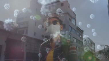 Makro Covid-19 hücreleri Asyalı bir kadının üzerinde yüzüyor yüz maskesi takıyor, sokakta yürüyor. Coronavirus Covid-19 pandemik konsept dijital bileşik