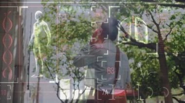 İnsan vücudunun animasyonu ve Asyalı bir kadının sokakta yürürken maske taktığına dair istatistikler. Coronavirus Covid-19 pandemik konsept dijital bileşik