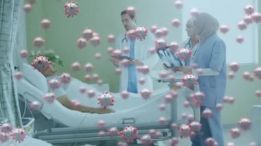 Bir hastane odasında hastalar tarafından dikilen doktorların üzerinde süzülen makro Covid-19 hücrelerinin animasyonu. Coronavirus Covid-19 pandemik konsept dijital bileşik