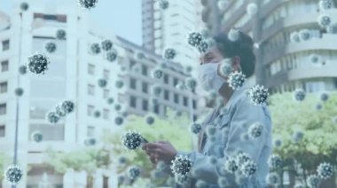 Makro Covid-19 hücrelerinin Asyalı bir kadının üzerinde yüzen yüz maskesi takan, sokakta duran, akıllı telefon kullanan bir animasyonu. Coronavirus Covid-19 pandemik konsept dijital bileşik