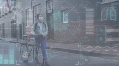 Kapsam taraması animasyonu, makro Covid-19 hücresi Asyalı bir kadının yüz maskesi takması, sokakta bisikletle yürümesi. Coronavirus Covid-19 pandemik konsept dijital bileşik