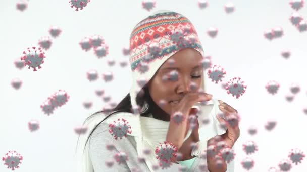 Animation de cellules macro Covid-19 flottant au-dessus d'une femme métisse éternuant dans un tissu. Coronavirus Covid-19 pandémie concept composite numérique 