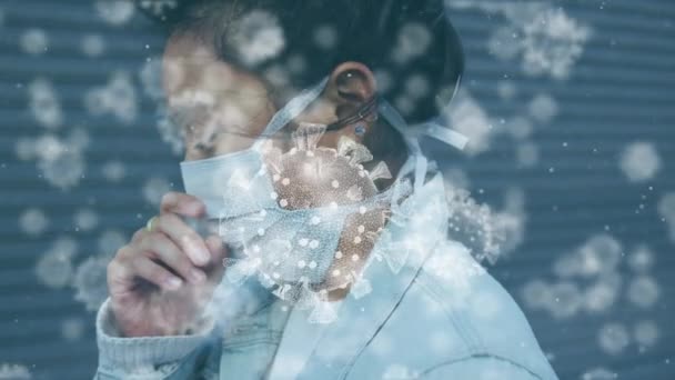 Animation de cellules macro Covid-19 flottant sur une femme asiatique portant un masque facial. Coronavirus Covid-19 pandémie concept composite numérique 