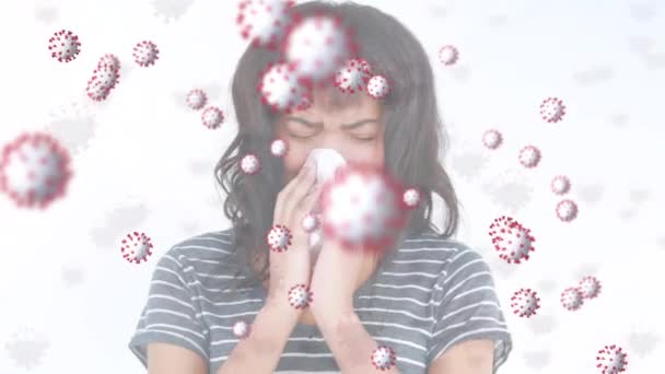 Animation de cellules macro Covid-19 flottant au-dessus d'une femme métisse éternuant dans un tissu. Coronavirus Covid-19 pandémie concept composite numérique 