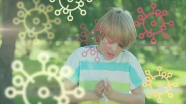 巨细胞Covid 19的动画图标漂浮在白种人男孩身上 在组织中打喷嚏 Coronavirus Covid 19大流行病概念数字组合 — 图库视频影像