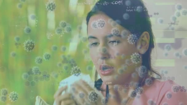 Анимация Макроклеток Ковида Математических Уравнений Плавающих Над Женщиной Чихающей Ткань — стоковое видео