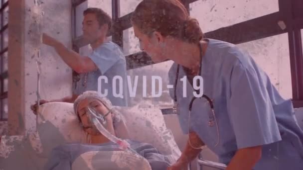 一个字的动画Covid 19闪烁着医生与一个病人在床上散步的光芒 Coronavirus Covid 19大流行病概念数字组合 — 图库视频影像