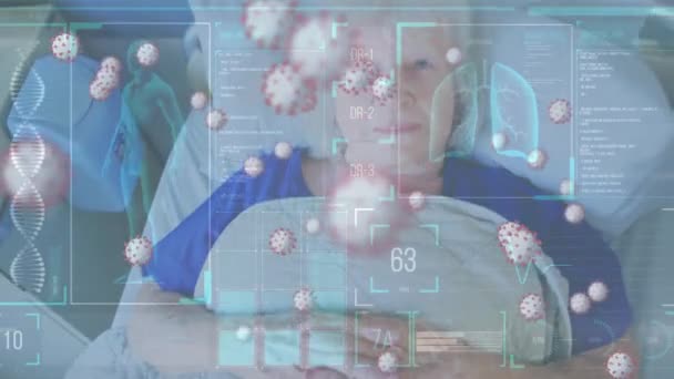 病院のベッドに横たわっている高齢の白人女性患者に対するマクロCovid 19細胞の浮遊と人体データと統計のアニメーション コロナウイルスCovid 19パンデミックコンセプトデジタル複合体 — ストック動画