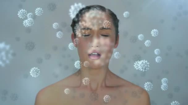 巨细胞Covid 19的动画漂浮在一个赤身裸体的高加索女人身上 打喷嚏进入组织 Coronavirus Covid 19大流行病概念数字组合 — 图库视频影像