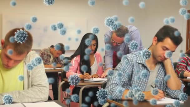 大型Covid 19细胞的动画漂浮在坐在教室里写作的多种族学生群体之上 Coronavirus Covid 19大流行病概念数字组合 — 图库视频影像