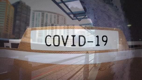 空の通りの上に単語Covid 19陰謀を持つファイルのアニメーション コロナウイルスCovid 19パンデミックコンセプトデジタル複合体 — ストック動画