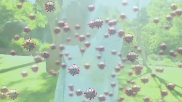 Анімація Клітин Макро Covid Плавають Над Змішаною Расою Яка Чхає — стокове відео