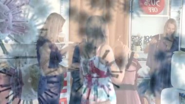 Makro Covid-19 hücrelerinin animasyonu iki beyaz kadının üzerinde yüzüyor, bir elbise hakkında konuşuyorlar. Coronavirus Covid-19 pandemik konsept dijital bileşik