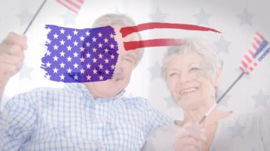 Kafkasyalı yaşlı bir çiftin ellerinde küçük Amerikan bayrakları sallayarak Amerikan bayrağını sallamalarının canlandırılması. Amerika Birleşik Devletleri Başkanlık seçimi demokrasi tatil konsepti dijital kompozisyon