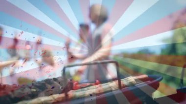 Bağımsızlık Günü 'nü kutlayan insanların üzerinde dönen kırmızı, mavi ve beyaz çizgilerin animasyonu. Amerika Birleşik Devletleri Başkanlık seçimi demokrasi tatil konsepti dijital kompozisyon