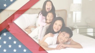 Yatakta oynayan Asyalı aile üzerinde Amerikan bayrağı canlandırması. Amerika Birleşik Devletleri Başkanlık seçimi demokrasi tatil konsepti dijital kompozisyon