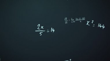 Siyah karatahta arka planında hareket eden matematiksel formüllerin animasyonu. Bilim ve araştırma konsepti dijital olarak oluşturuldu.