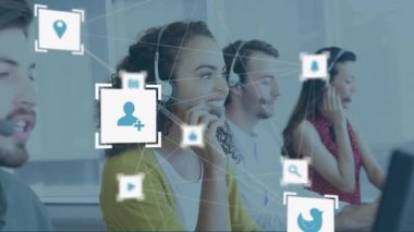 Ofiste oturan, kulaklık takan, konuşan çok ırklı bir grup insanın sosyal simgelerle kurduğu bir ağ animasyonu. Küresel teknoloji ve kimlik kavramı dijital kompozit