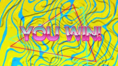 Pembe neon kelimelerin animasyonu Sen kazandın! Mavi ve sarı sıvı zemin üzerinde renkli neon üçgenler. Bilgisayar oyunu ekran dijital arayüz konsepti dijital bileşimi