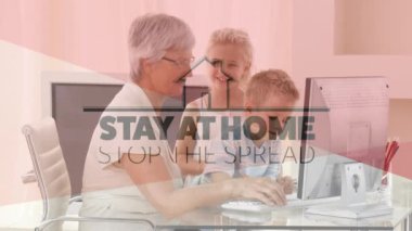 Siyahi bir evin altındaki sosyal mesafeli mesajın çoklu nesil Kafkas ailesi üzerindeki animasyonu. Coronavirus Covid 19 sosyal mesafeli kişisel karantina tecrit konsepti dijital bileşim