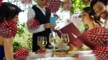 Çoklu etnik gruplardan oluşan bir grubun üzerinde süzülen makro Covid-19 hücrelerinin animasyonu bir barda oturup, içki içerek, karışık ırk garsonlarıyla konuşarak. Coronavirus Covid-19 pandemik konsept dijital bileşik