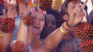 Covid-19 hücrelerinin animasyonu çok ırklı bir grup insanın üzerinde yüzüyor, parti yapıyor, fotoğraf çekiyor. Coronavirus Covid-19 pandemik konsept dijital bileşik