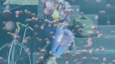 Makro Covid-19 hücrelerinin, beyaz kadın maskesini takmış, merdivenlerde akıllı telefon kullanarak yüzdüğü animasyonu. Coronavirus Covid-19 pandemik konsept dijital bileşik