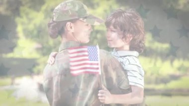 Amerikan bayrağının animajı beyaz kadın üzerinde güneşini tutan askeri üniforma giyiyor. Amerika Birleşik Devletleri Başkanlık seçimi demokrasi tatil konsepti dijital kompozisyon