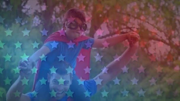 蓝星和红星的动画改变了白人男子和他的儿子的颜色 穿着斗篷 美利坚合众国总统选举民主假日概念数字作文 — 图库视频影像