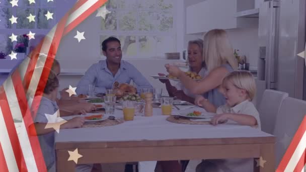Animacja Amerykańskiej Flagi Białych Gwiazd Nad Wielopokoleniową Białą Rodziną Jedzącą — Wideo stockowe