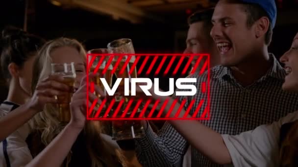 ウイルス という言葉のアニメーション赤枠の中で 白人の人々が集まり ビールを飲みながら乾杯 コロナウイルスCovid 19パンデミックコンセプトデジタル複合体 — ストック動画