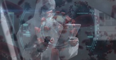 Doktorun üzerinde dijital tablet kullanarak koruyucu kıyafetler giyerek süzülen makro Covid-19 hücrelerinin dijital çizimi. Coronavirus Covid-19 pandemik konsept dijital bileşik