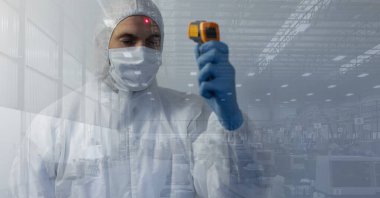 Kafkas erkek bir doktorun boş bir ofis üzerinde elektrik termometresi kullandığının dijital çizimi. Coronavirus Covid-19 pandemik konsept dijital bileşik