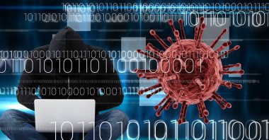 Sayılar yüzen makro Covid-19 hücresinin dijital çizimi ve mavi arka planda dizüstü bilgisayar kullanan kapüşonlu bir adam. Coronavirus Covid-19 pandemik konsept dijital bileşik