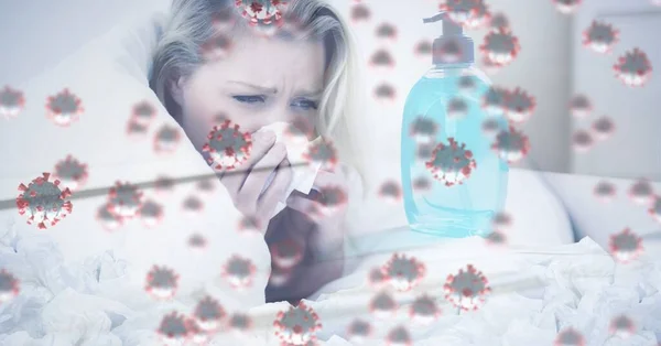 白人女性の上に浮かんでいるマクロCovid 19細胞のデジタルイラストが彼女の鼻を組織に吹き込んだ コロナウイルスCovid 19パンデミックコンセプトデジタル複合体 — ストック写真