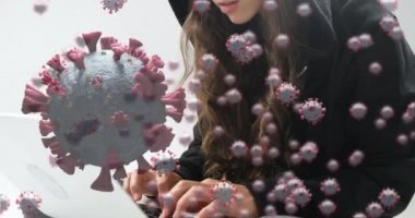 Makro Covid-19 hücrelerinin dijital çizimi beyaz bir kadının üzerinde yüzüyor, kapüşonlu bir kadın, akıllı telefon kullanıyor. Coronavirus Covid-19 pandemik konsept dijital bileşik