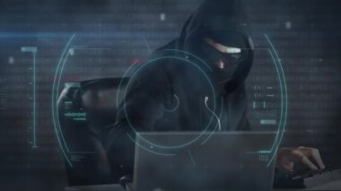 Bir makro Covid-19 hücresinin dijital çizimi beyaz bir adamın kapüşonlu ve siyah gözlüklü dizüstü bilgisayar kullanması üzerine. Coronavirus Covid-19 pandemik konsept dijital bileşik