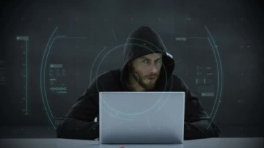 Bir kop taramasının dijital çizimi, makro Covid-19 hücresi, kapüşonlu bir adam üzerinde, bir laptop kullanıyor. Coronavirus Covid-19 pandemik konsept dijital bileşik