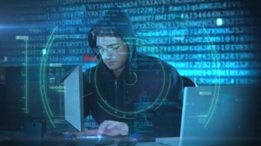 Makro Covid-19 hücresinin dijital çizimi beyaz adamın kapüşonlu giydiği, dizüstü bilgisayar kullanan. Coronavirus Covid-19 pandemik konsept dijital bileşik