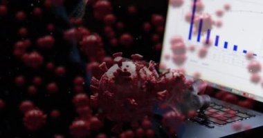 Kapüşonlu bir adamın üzerinde dizüstü bilgisayar kullanarak süzülen makro Covid-19 hücrelerinin dijital çizimi. Coronavirus Covid-19 pandemik konsept dijital bileşik