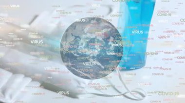 Dünya üzerinde dönen Covid-19 virüsü, yüz maskeleri ve ilaç gibi kelimelerin dijital çizimi. Coronavirus Covid-19 pandemik konsept dijital bileşik
