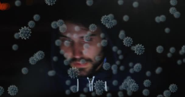 Makro Covid Hücrelerinin Dijital Çizimi Beyaz Adamın Üzerinde Yüzüyor Kapüşonlu — Stok video