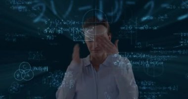 Siyah arka plan üzerinde yüzen matematik formülleri olan endişeli bir beyaz kadının animasyonu. Küresel ekonomi ve teknoloji kavramı dijital kompozit