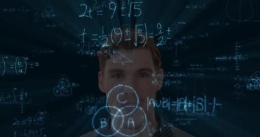 Siyah arka plan üzerinde yüzen matematiksel formülleri olan heyecanlı bir beyaz adamın animasyonu, gülümsüyor ve kameraya bakıyor. Küresel ekonomi ve teknoloji kavramı dijital kompozit