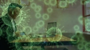 Makro Covid-19 hücrelerinin animasyonu Asyalı bir iş adamının evinde akıllı telefon ve dizüstü bilgisayar kullanarak yüzmesi. Karantina karantinasında kişisel izolasyon dijital kompozit